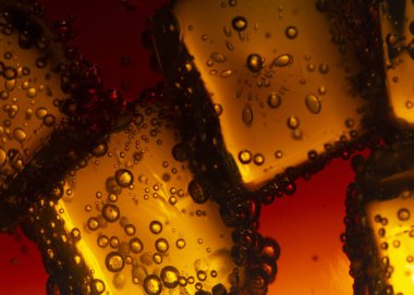 Kola arkaplanındaki buz küplerinin görüntüsünü kapat