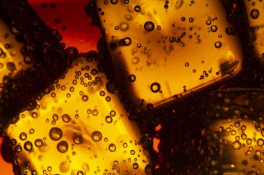 Kola arkaplanındaki buz küplerinin görüntüsünü kapat