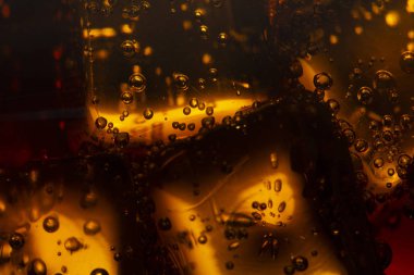 Kola arkaplanındaki buz küplerinin görüntüsünü kapat