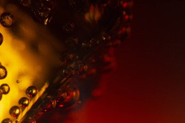 Kola arkaplanındaki buz küplerinin görüntüsünü kapat