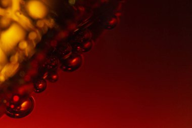 Kola arkaplanındaki buz küplerinin görüntüsünü kapat