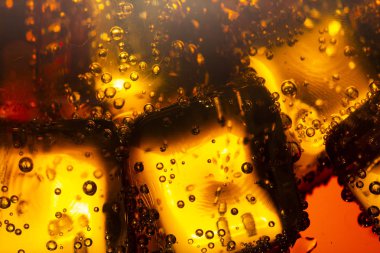 Kola arkaplanındaki buz küplerinin görüntüsünü kapat