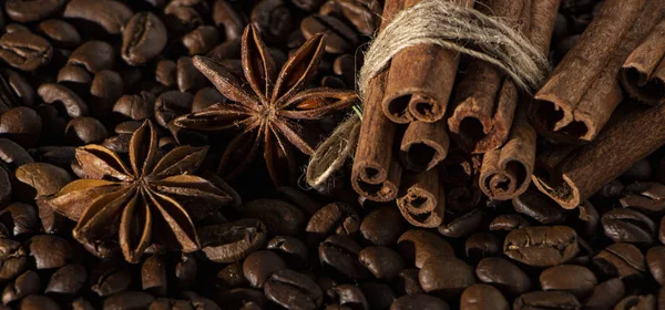 Kávová Zrna Pozadí Různými Kořením Anýzové Hvězdy Skořice Tyčinky Lískové — Stock fotografie
