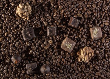 Çikolata parçaları ve kahve çekirdekleri arka kapatmak