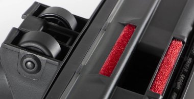 Elektrik süpürgesi beyaz bir arka plan üzerinde siyah meme yakın çekim