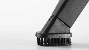 Elektrik süpürgesi beyaz bir arka plan üzerinde siyah meme yakın çekim