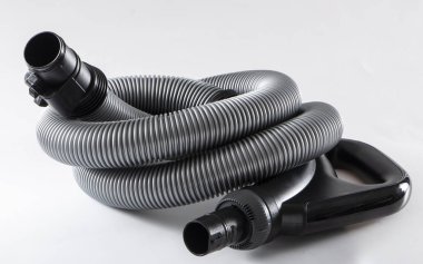 Elektrik süpürgesi beyaz zemin üzerine oluklu boru yakın çekim