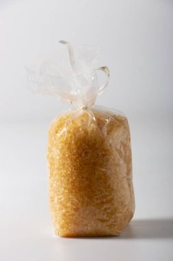 turuncu deniz tuzu piyasada plastik torbalarda closeup. yakın çekim