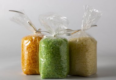 çok renkli deniz tuzu piyasada plastik torbalarda closeup. yakın çekim