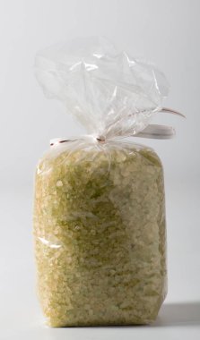 portre sarı deniz tuzu piyasada plastik torbalarda. yakın çekim