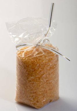 turuncu deniz tuzu piyasada plastik torbalarda closeup. yakın çekim