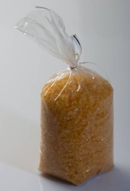 turuncu deniz tuzu piyasada plastik torbalarda closeup. yakın çekim