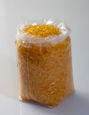 turuncu deniz tuzu piyasada plastik torbalarda closeup. yakın çekim