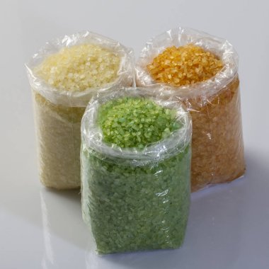 çok renkli deniz tuzu piyasada plastik torbalarda closeup. yakın çekim