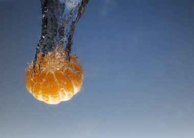 mandalina kabuğu suya atılmış olmadan. Su altından görünümü Kapat