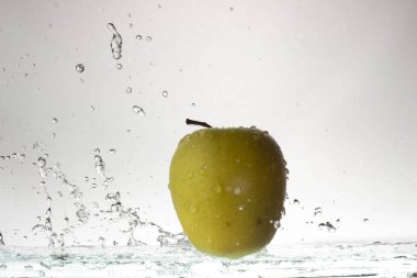 Açık renkli ve sıçramasına su yeşil elma yakın çekim