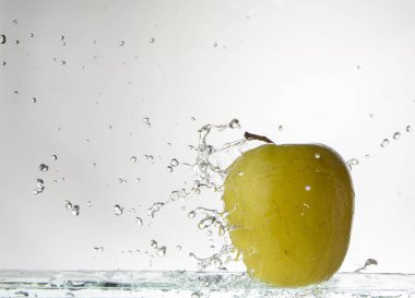 Açık renkli ve sıçramasına su yeşil elma yakın çekim