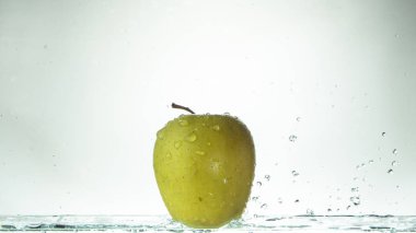 Açık renkli ve sıçramasına su yeşil elma yakın çekim