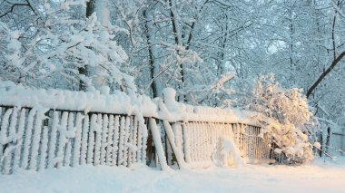 Eski ahşap kar kaplı ahşap tahta bulutlu kış gününde arka plan