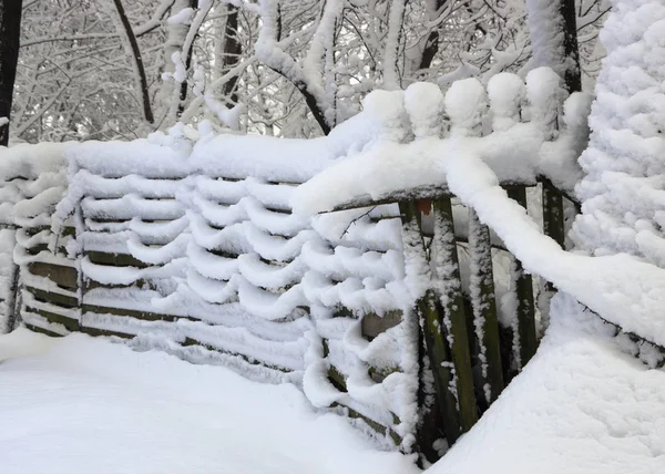 Vecchia Tavola Legno Coperta Neve Una Nuvolosa Giornata Invernale — Foto Stock