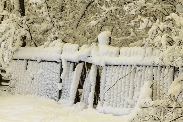 Vecchia Tavola Legno Coperta Neve Una Nuvolosa Giornata Invernale — Foto Stock