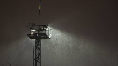 Güvenlik kule dahil arama ışıkları ile gece gökyüzünün arka plan üzerinde. Arka plan