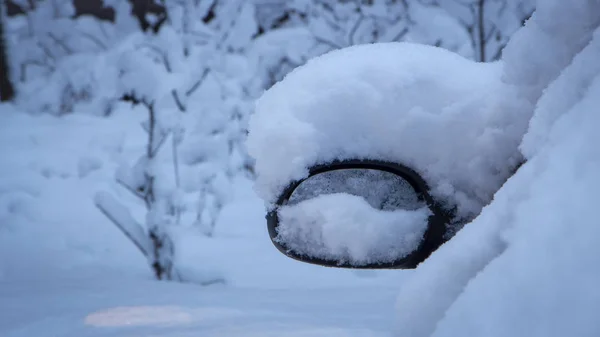 Schneebedeckter Runder Spiegel Eines Autos Das Frühmorgens Auf Dem Parkplatz — Stockfoto