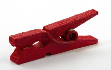 Beyaz arka plan üzerinde renkli ahşap clothespins yakın çekim