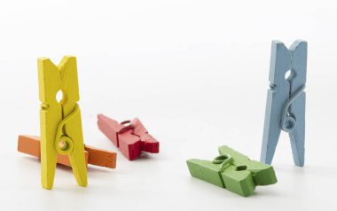 Beyaz arka plan üzerinde renkli ahşap clothespins yakın çekim