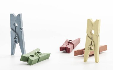 Beyaz arka plan üzerinde renkli ahşap clothespins yakın çekim