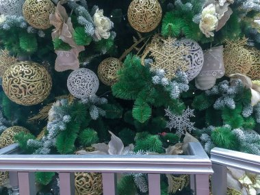 Arka plan doku Noel ağacı ve süslemeleri gümüş plastik şube sesleri