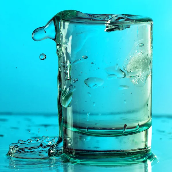 Eau Potable Pure Avec Éclaboussures Dans Verre Rond Sur Fond — Photo