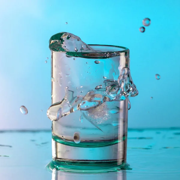 Reines Trinkwasser Mit Spritzern Einem Runden Glas Auf Hellgrünem Hintergrund — Stockfoto