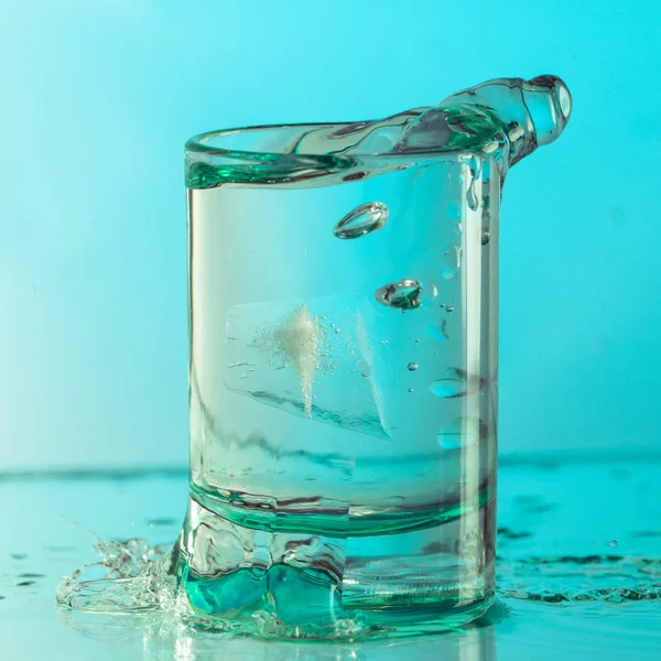 Agua Potable Pura Con Salpicaduras Vaso Redondo Sobre Fondo Verde —  Fotos de Stock