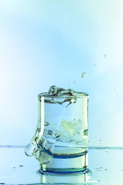 Reines Trinkwasser Mit Spritzern Einem Runden Glas Auf Hellgrünem Hintergrund — Stockfoto