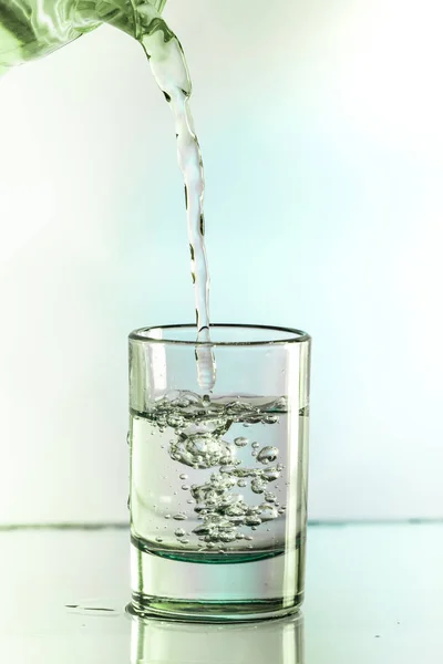 Água Pura Derramada Copo Vidro Perto — Fotografia de Stock