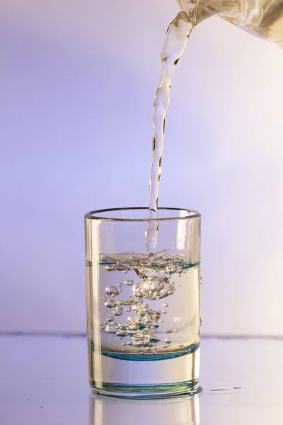 Agua Pura Vierte Vaso Precipitados Cerca — Foto de Stock