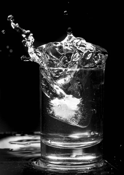 Shot Whiskey Splash Czarnym Tle Bliska — Zdjęcie stockowe