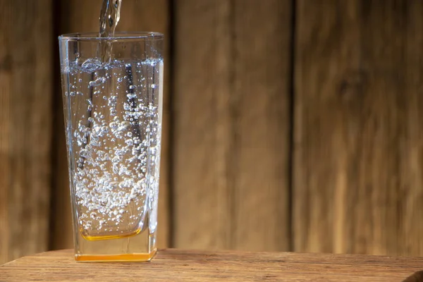 Glas Wasser Auf Einem Holztisch Vor Dem Hintergrund Einer Holzwand — Stockfoto