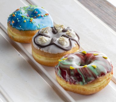 Buzlanma ve üzerinde beyaz desenli ahşap masa süslemeleri ile taze çörek döktü