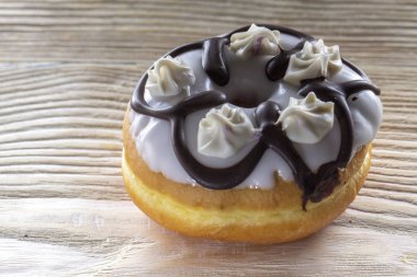 Buzlanma ve üzerinde beyaz desenli ahşap masa süslemeleri ile taze çörek döktü