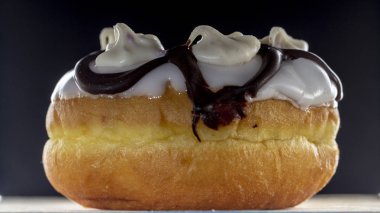 Buzlanma ve üzerinde beyaz desenli ahşap masa süslemeleri ile taze çörek döktü