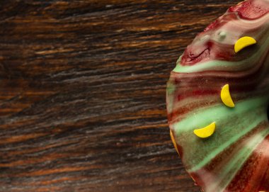 Taze çörek servedon açıkça görülebilen bir doku ile eski ahşap masa