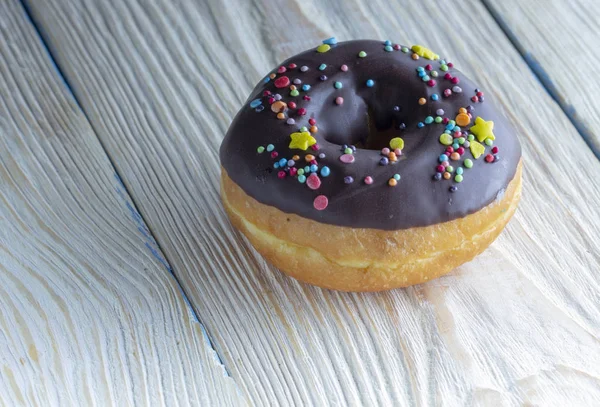 Świeże Pączki Wylewa Wisienką Ozdoby Stół Biały Drewniany Teksturowane — Zdjęcie stockowe