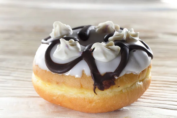 Verse Donut Gegoten Met Slagroom Decoraties Een Witte Getextureerde Houten — Stockfoto