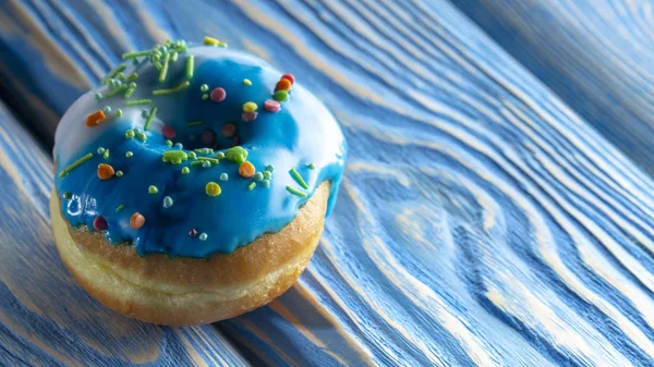 Donut Azul Velha Mesa Madeira Azul Com Uma Textura Madeira — Fotografia de Stock