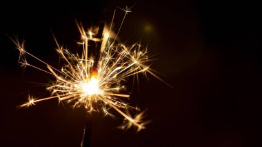 Noel maytap siyah arka plan üzerine izole. Bengal ateşi yakın çekim