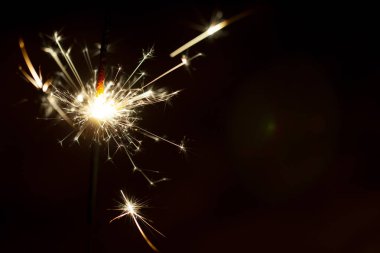 Noel maytap siyah arka plan üzerine izole. Bengal ateşi yakın çekim