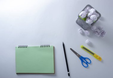 Okul ve ofis malzemeleri. Üstten görünüm. kopya alanı ile beyaz arka plan üzerinde. Arka plan