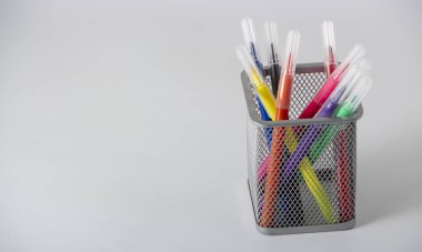 Bir kalem durumda beyaz arka plan üzerinde renkli kalemler yakın çekim